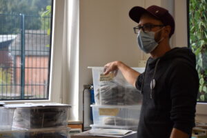 Im Webinar stellen Sinja Dittmann und Tim Kiessling Ergenisse aus dem Citizen Science Projekt Plastic Pirates vor