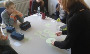 Schülerinnen und Schüler beschäftigen sich in dem Angebot vom sprach:werk mit den Wortarten