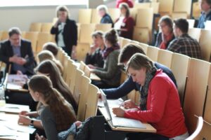 Lehrkräfte nehmen an einer Fortbildungsveranstaltung teil