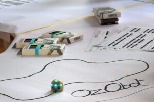 Der kugelige Miniroboter Ozobot fährt auf einem selbstgemalten Parcours und führt dabei die vorgegebenen Codes aus