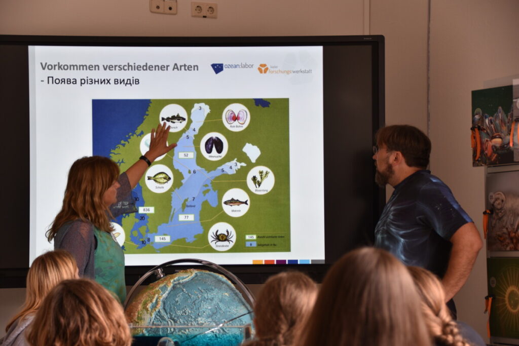 Am Smartboard erklärt eine Mitarbeiterin der Lerngruppe, welche Lebewesen es in der Ostsee gibt