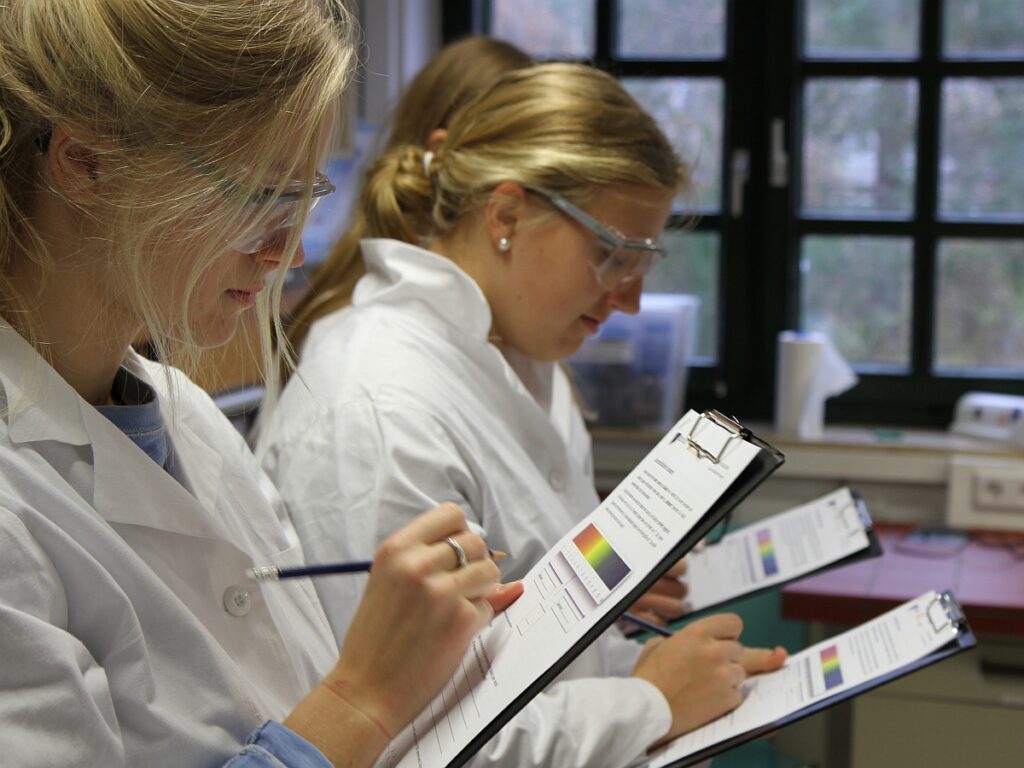 Schülerinnen arbeiten an ihrem Besuchstag im Labor