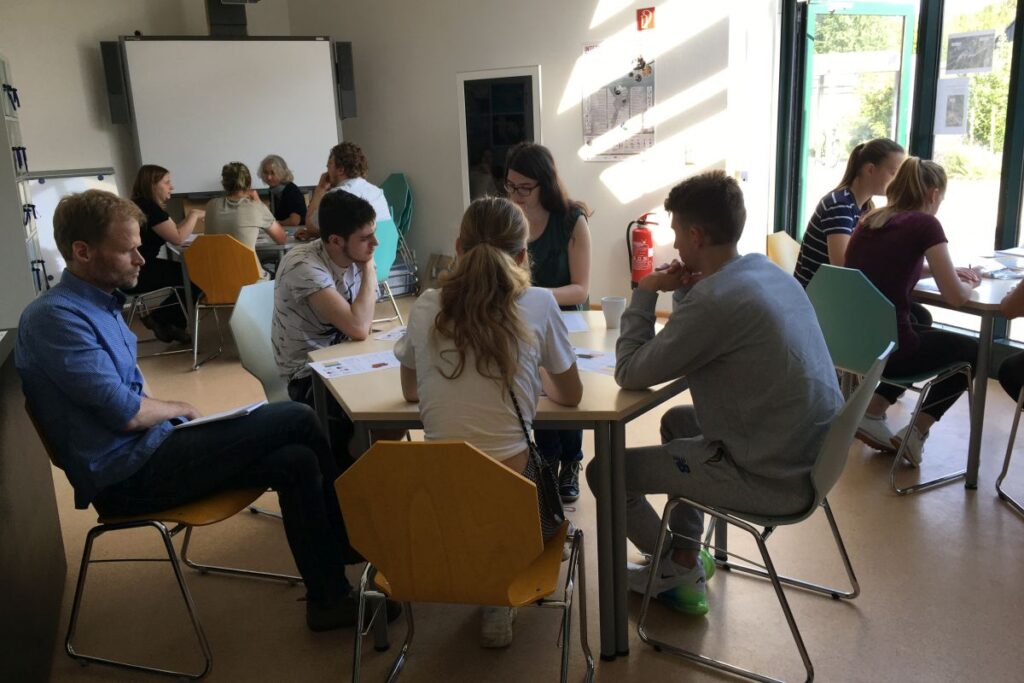 Schülerinnen und Schüler befassen sich im klick!:labor mit dem Einsatz von Sensorik in der Medizin
